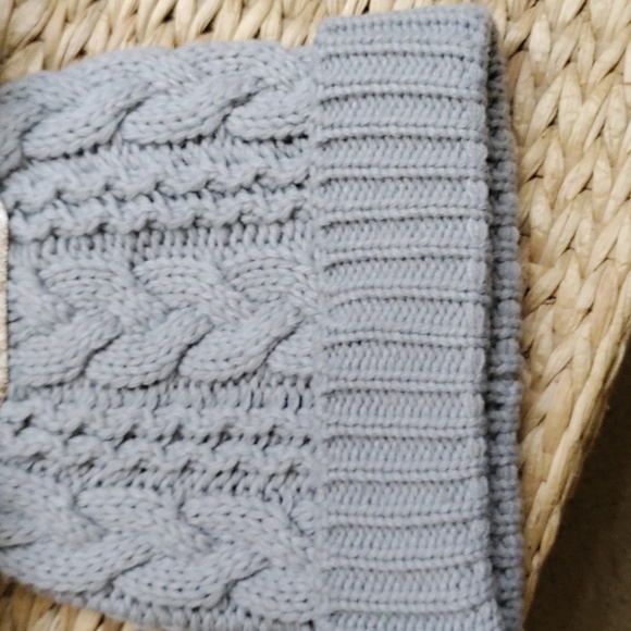 🤗 Kids Double Pom Beanie - Picture 5 of 6